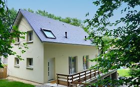 Les Tilleuls, Gîte familial avec jardin et piscine partagés